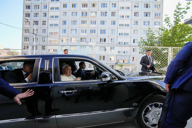 Улан-Батор, Монголия. Папа римский Франциск прибывает на торжественное открытие «Дома милосердия»