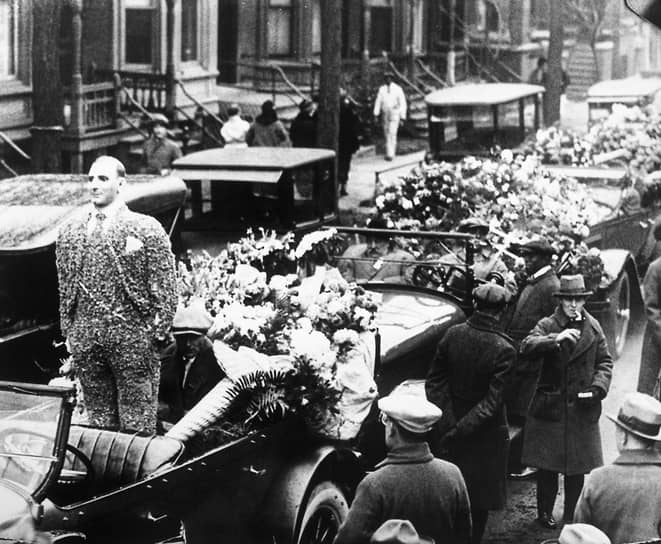 Майк Мерло, соратник Торрио и Аль Капоне, умер в 1924 году непривычной для этого времени и его профессии смертью — от рака. Похороны были рекордными по стоимости. $100 тыс. было потрачено на цветы и венки, $5 тыс.— на восковую фигуру покойного