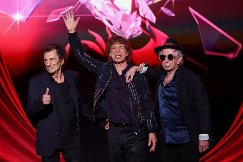 Участники группы The Rolling Stones Мик Джаггер (в центре), Кит Ричардс (справа) и Ронни Вуд