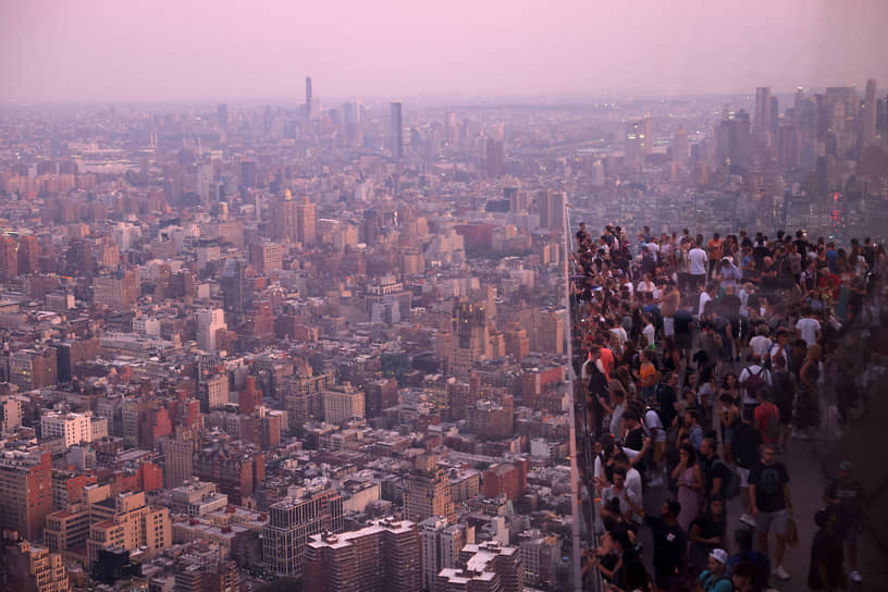 Нью-Йорк, США. Люди смотрят на Манхэттен с обзорной площадки 