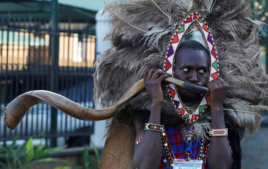 Найроби, Кения. Представитель общины масаи дует в рог, прибывая на Африканский климатический саммит