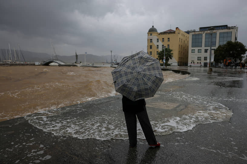 Волос, Греция. Человек держит зонт во время ливня, вызванного штормом «Даниэль»