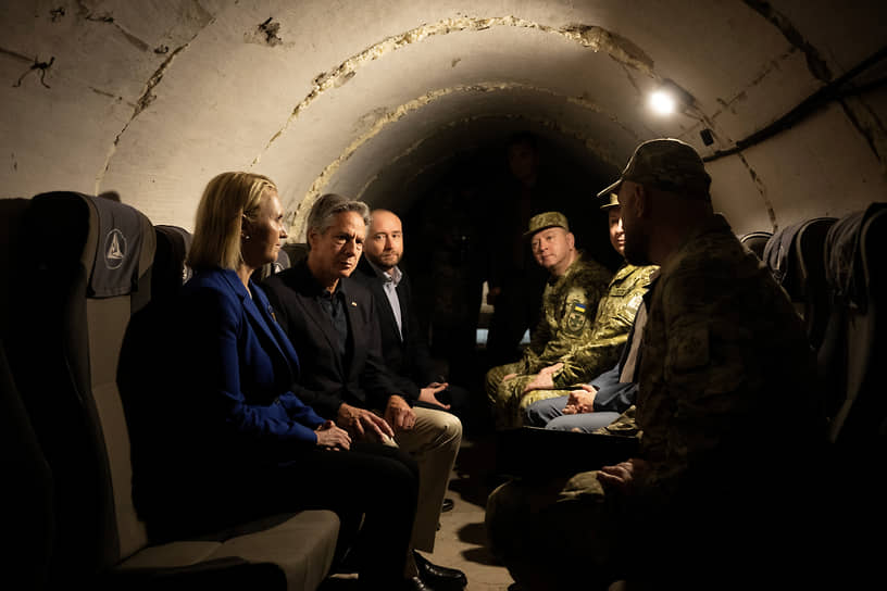 Киевская область, Украина. Госсекретарь США Энтони Блинкен и посол США в Украине Бриджит Бринк осматривают бункер