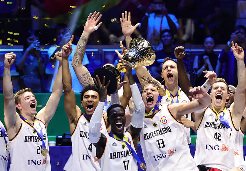 Деннис Шрёдер (в центре) вместе с командой празднует победу в финале чемпионата мира по баскетболу