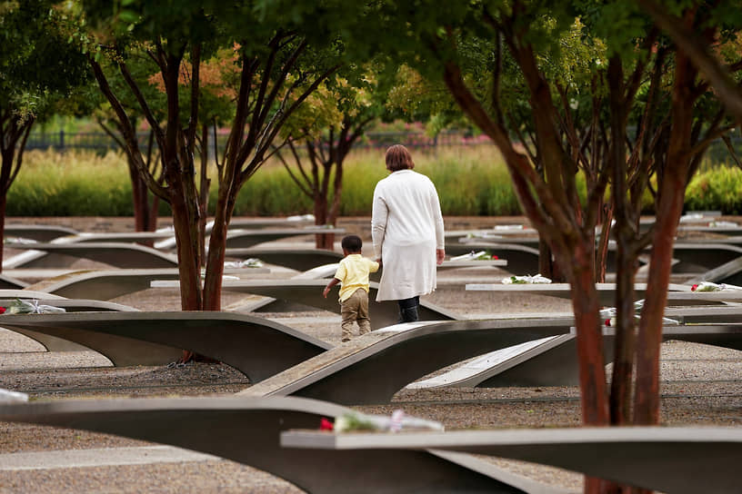 Вашингтон. Посетители мемориала Пентагона в 22-ю годовщину терактов 11 сентября 2001 года 