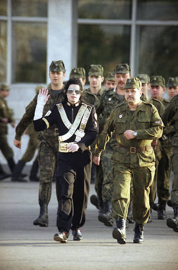 Майкл Джексон с российскими военными в Москве