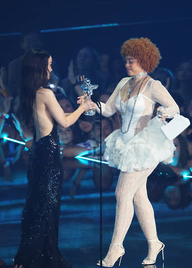 Рэп-исполнительница Ice Spice (на фото справа) получила награду в номинации «Лучший новый артист»