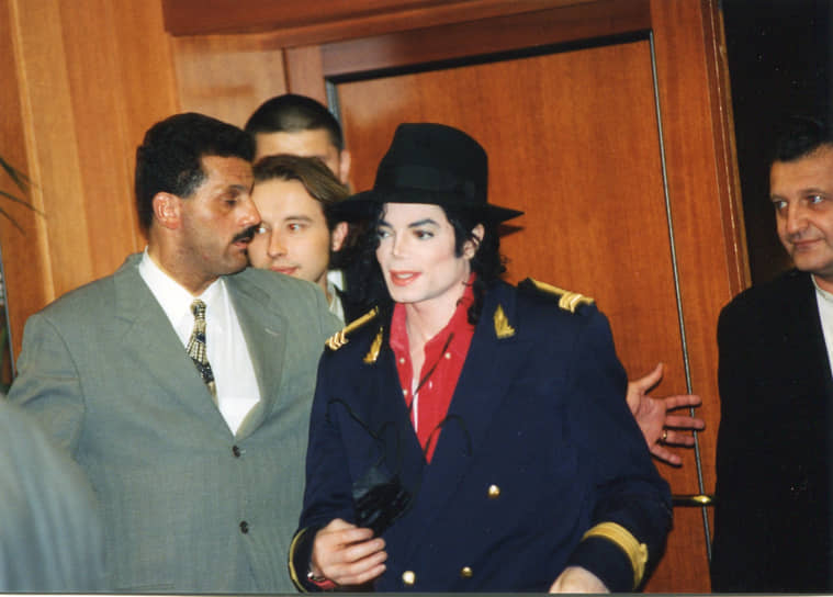 Именно в этот приезд в Москву, в номере отеля «Метрополь», Майкл Джексон написал балладу об одиночестве «Stranger in Moscow», которая вошла в альбом HIStory 1995 года