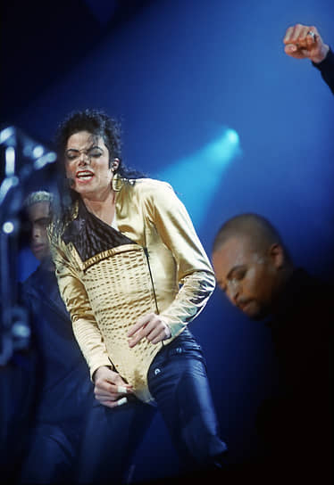 Перед выступлением звезды публику разогревала популярная танцевальная группа Culture Beat, которая была известна хитом Mr. Vain. После нее на двух экранах показывали клипы Майкла Джексона и документальные кадры времен семейного ансамбля Jackson 5