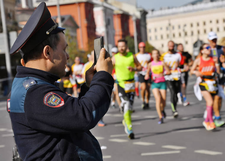 Спортсмены пробежали по набережным Москвы-реки, Садовому и Бульварному кольцам, Крымскому мосту, Тверской улице, Театральному проезду и вдоль стен Кремля. Финиш состоялся на Фестивальной площади