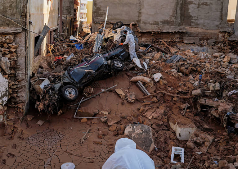 Дерна, Ливия. Спасатели разбирают завалы после наводнения 