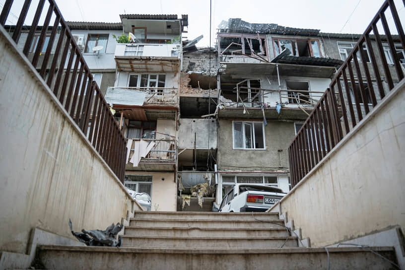 Жилой дом, пострадавший в результате обстрела Степанакерта