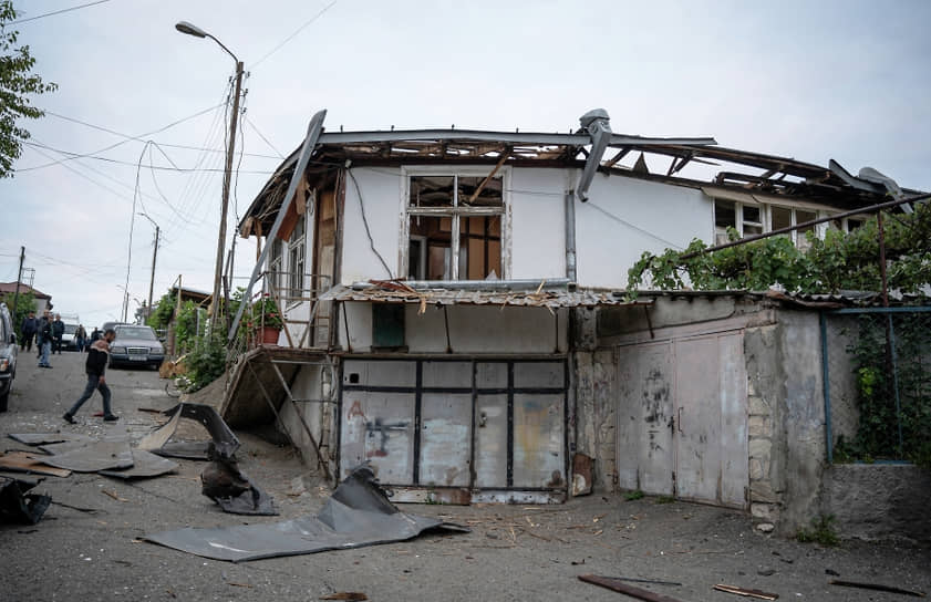 Российские миротворцы зафиксировали многочисленные нарушения прекращения огня с азербайджанской стороны по всей линии соприкосновения 
&lt;br>На фото: жилой дом, пострадавший в результате обстрела Степанакерта