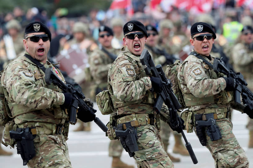Сантьяго. Солдаты вооруженных сил Чили на военном параде в парке Бернардо О&#39;Хиггинса 