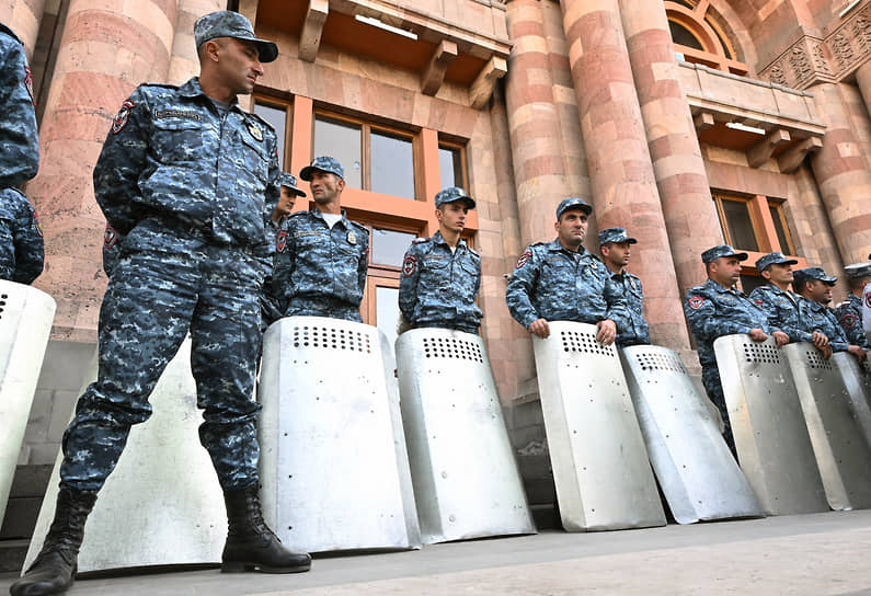 Полицейский кордон в Ереване на входе в дом правительства