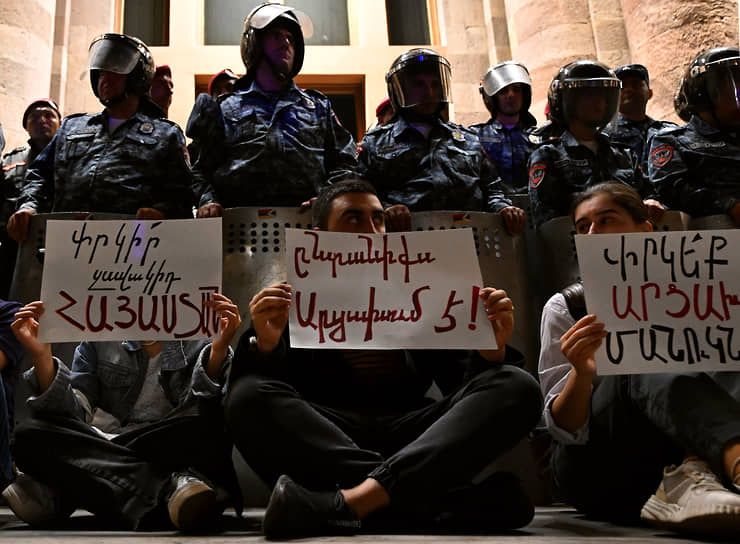 Участники акции и оцепление у здания правительства в Ереване