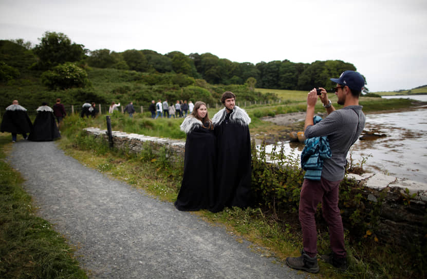 Фанаты сериала «Игра престолов» фотографируются на пути к замку Одли в Северной Ирландии, в котором снимали сцены Винтерфелла 