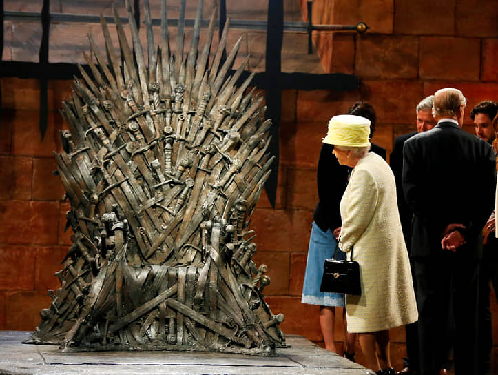 Королева Великобритании Елизавета II у декорации Железного трона на съемках телесериала в Белфасте