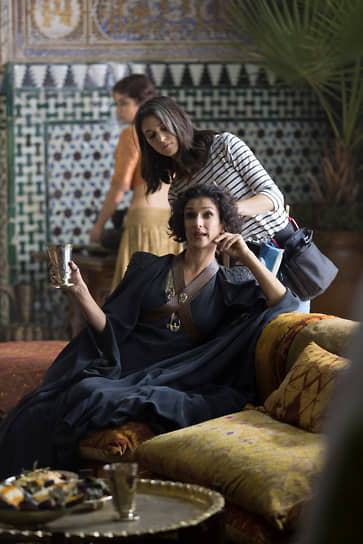 Индира Варма (Эллария Сэнд) на съемках сериала в испанской Севилье