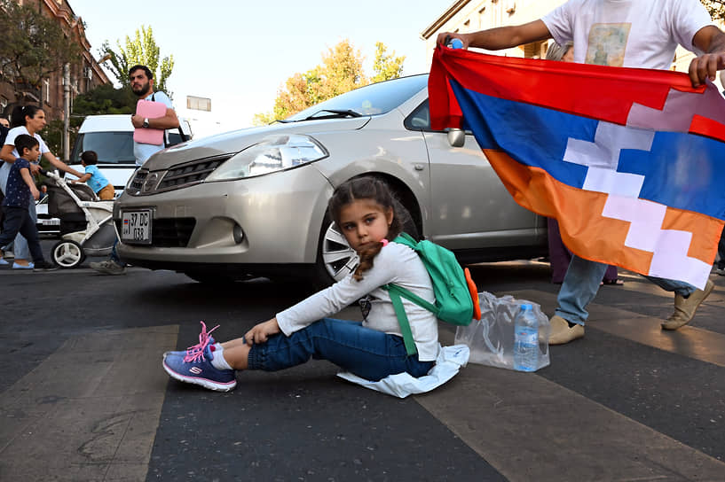 После обострения ситуации в Нагорном Карабахе в Ереване начались демонстрации с требованием отставки премьер-министра Армении Никола Пашиняна