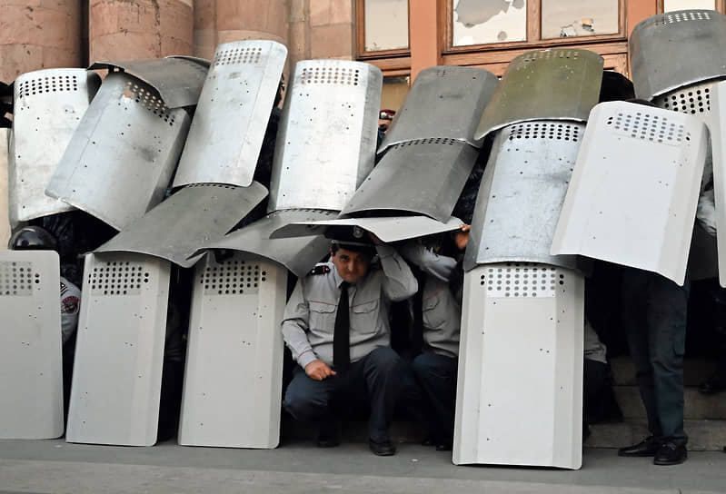 Ереван. Сотрудники полиции в оцеплении места проведения протестной акции с требованием отставки премьер-министра Никола Пашиняна