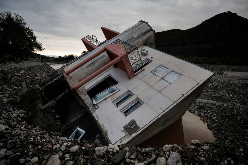 Деревня Музаки, Греция. Обрушившееся из-за урагана Даниэль здание с тренажерным залом 
