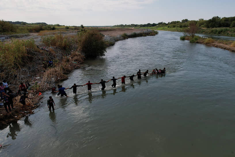 Игл-Пасс, США. Мигранты из Венесуэлы переправляются через реку Рио-Гранде в Техасе