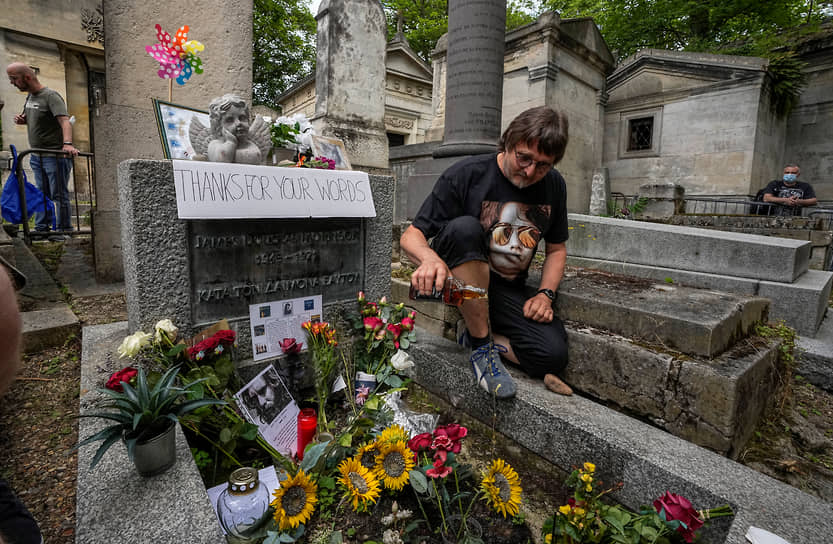 Могила Джима Моррисона на парижском кладбище Пер-Лашез
