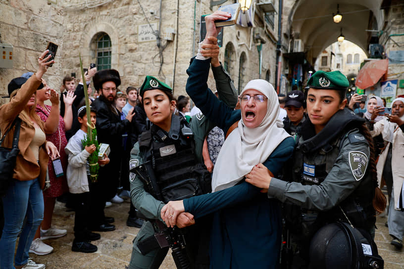 Иерусалим, Израиль. Полицейские задерживают палестинских демонстрантов на мероприятии в честь еврейского праздника Суккот