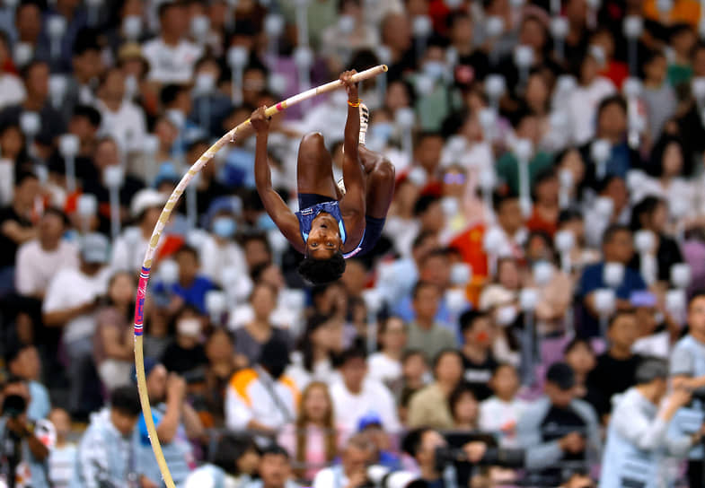 Ханчжоу, Китай. Спортсменка из Индии Павитра Венкатеш выполняет прыжок с шестом в финале XIX Азиатских игр
