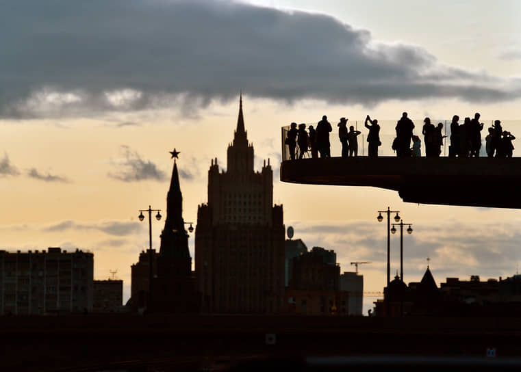Москва. Люди на Парящем мосту в парке «Зарядье»