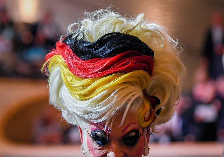 Гамбург, Германия. Участница церемонии по случаю празднования Дня германского единства в церкви Святого Михаила