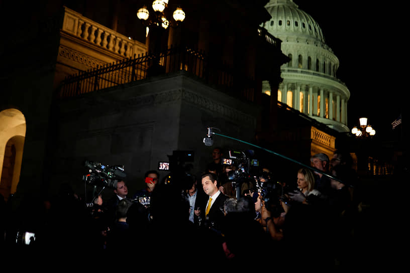Вашингтон. Член Палаты представителей США Мэтт Гетц беседует с журналистами после подачи прошения об отставке Кевина Маккарти с поста спикера