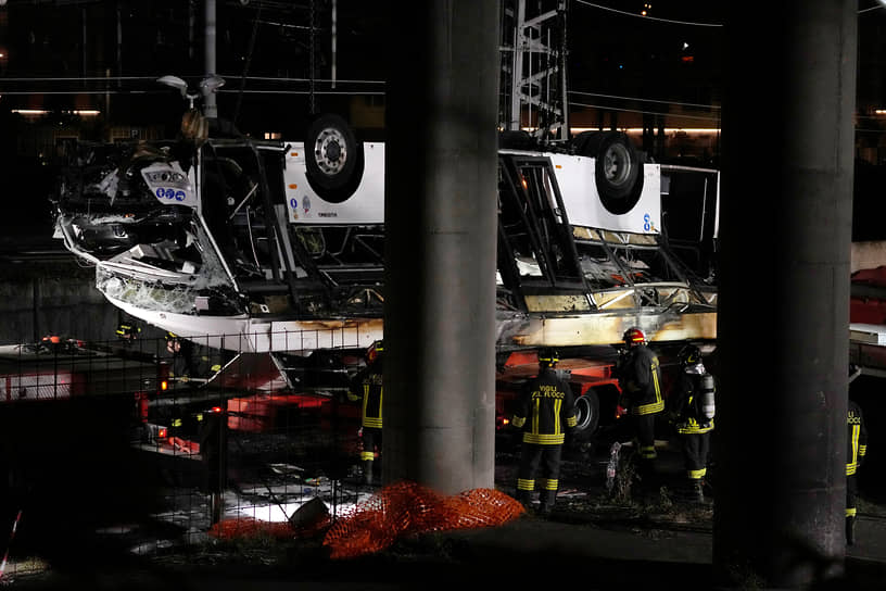 Венеция, Италия. Спасатели работают на месте падения автобуса с эстакады, в результате которого погиб 21 человек 