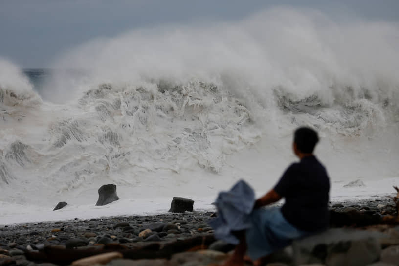 Тайтунг, Тайвань. Волны из-за надвигающегося тайфуна «Койну»