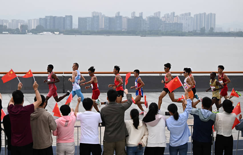 Ханчжоу, Китай. Финал мужского марафона на Азиатских играх
