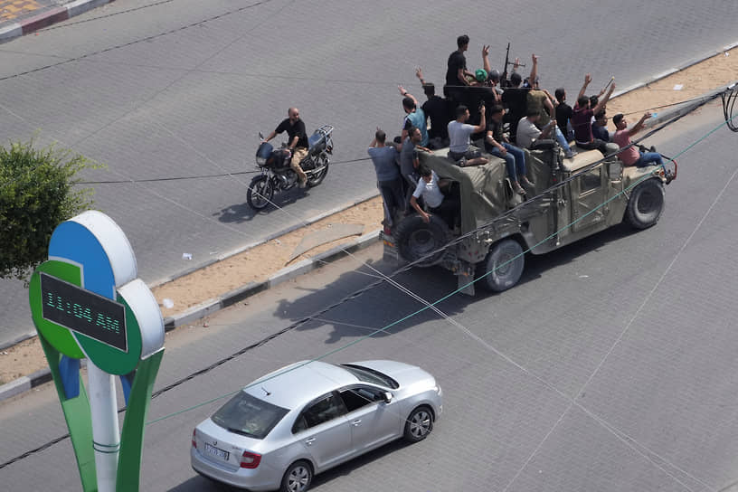 Палестинские боевики захватили израильский военный автомобиль и ездят на нем в Газе (сектор Газа)