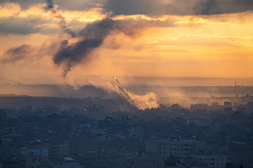 По сообщениям ЦАХАЛа и «Хамаса», со стороны сектора Газа по Израилю выпущено не менее 2-5 тыс. ракет  