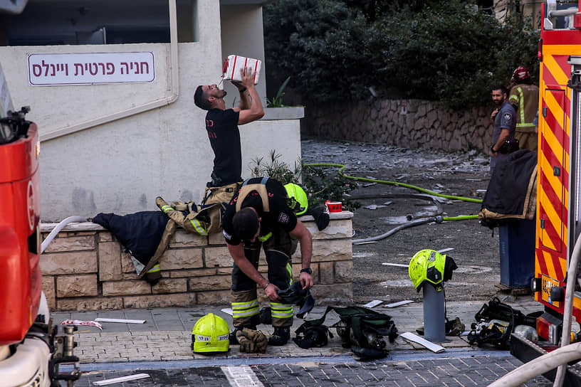 Спасатели после обстрела Тель-Авива (Израиль)