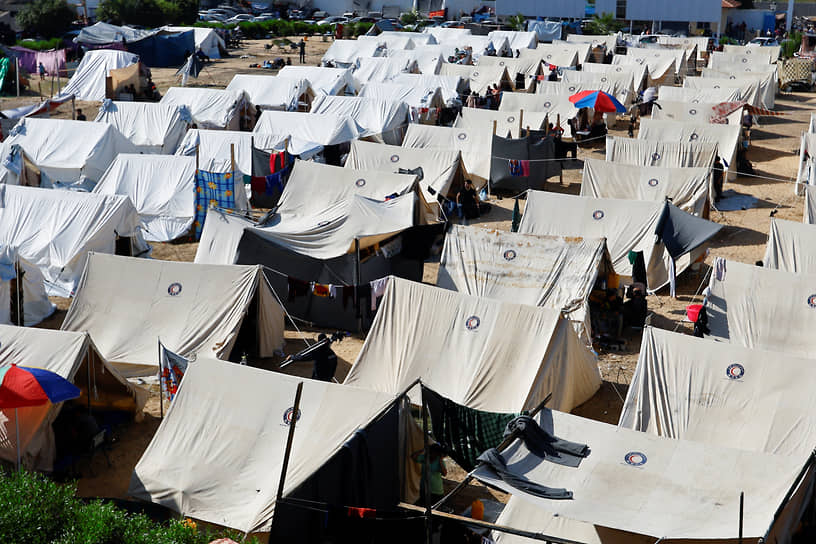 Палаточный лагерь для палестинцев, спасающихся от обстрелов, в районе Хан-Юнис на юге сектора Газа