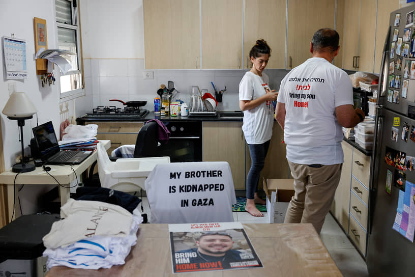 Родственники заложника «Хамаса» из израильского Ор-Йехуда в футболках с призывом освободить его