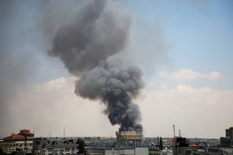 Горящее здание после израильского удара в Рафахе на юге сектора Газа