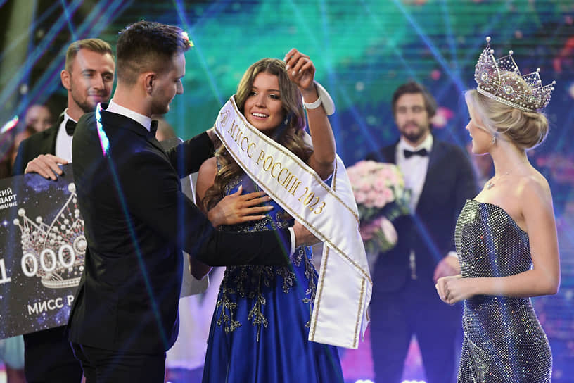 Обладательница титула «Мисс Россия–2022» Анна Линникова (справа) передала корону новой победительнице