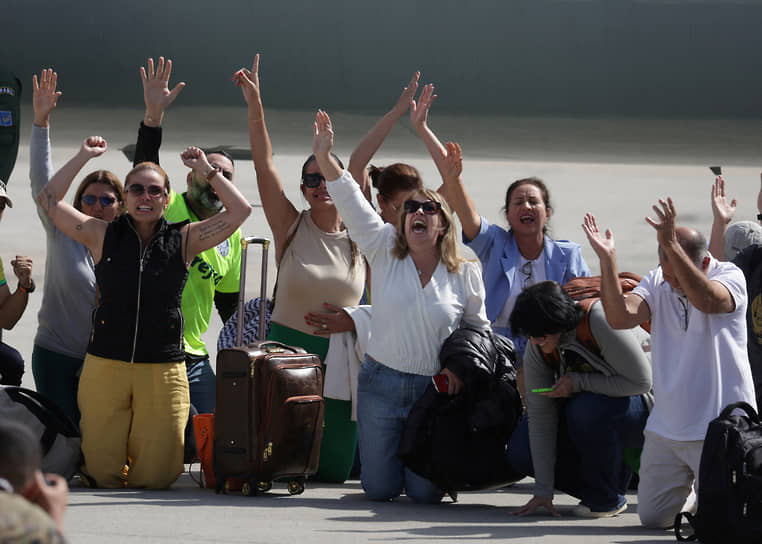 Рио-де-Жанейро, Бразилия. Граждане Бразилии в аэропорту после возвращения из Израиля