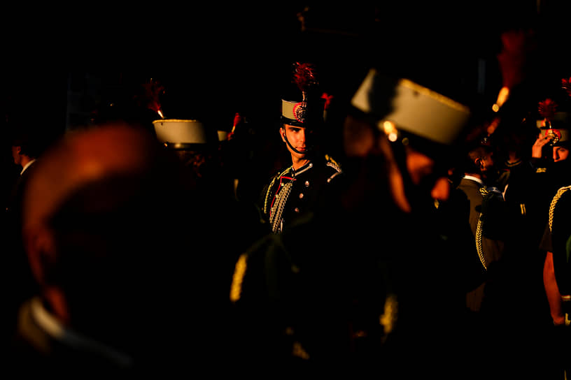 Мадрид, Испания. Военнослужащие королевской гвардии собираются перед парадом по случаю национального праздника — Дня испанской нации