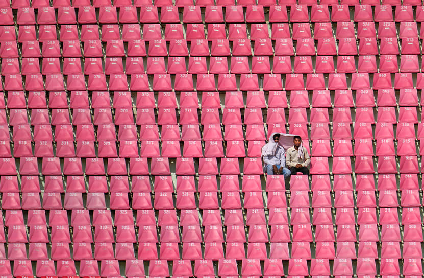 Лакхнау, Индия. Мужчины укрываются от солнца, наблюдая за чемпионатом мира по крикету