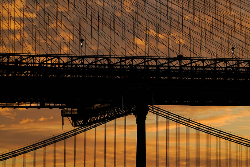 Нью-Йорк, США. Бруклинский мост (сверху) над рекой Гудзон 