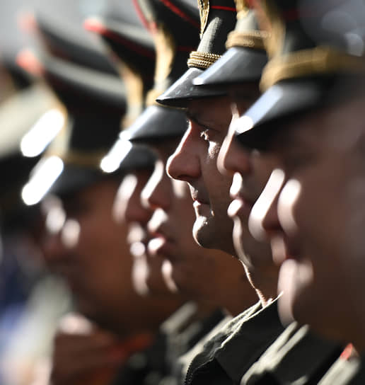 Бишкек, Киргизия. Военнослужащие перед началом торжественного мероприятия, посвященного 20-летию открытия авиабазы ОДКБ в городе Кант