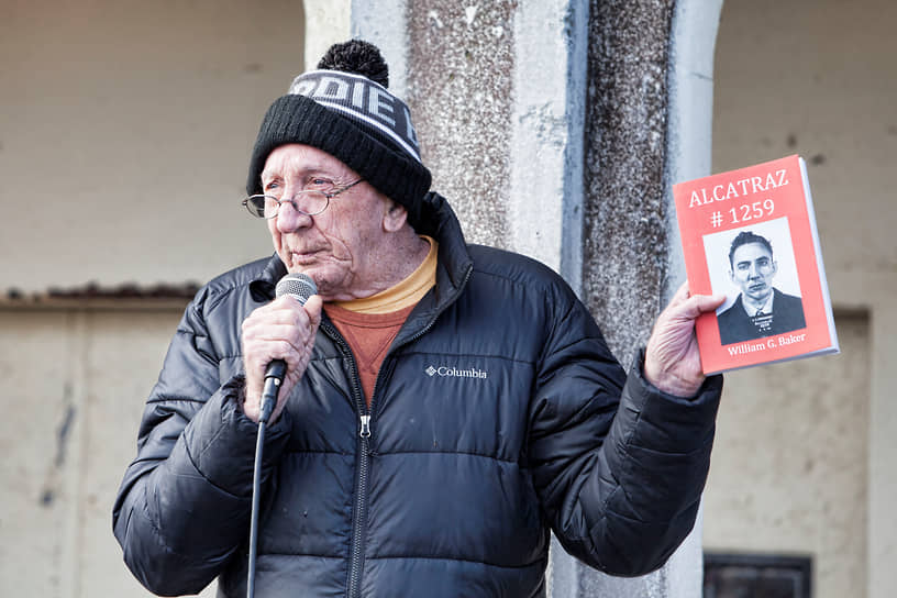 Бывший заключенный Уильям Бейкер (угон автомобиля, побег) — один из последних оставшихся в живых узников Алькатраса. Его книга воспоминаний разошлась тиражом более 200 тыс. экземпляров