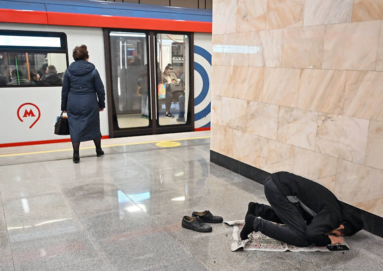 Москва. Мужчина совершает намаз в метро
